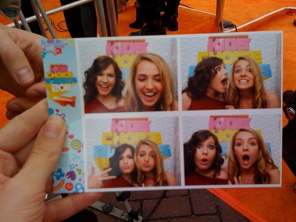 Erin Sanders KCA photobooth with Katelyn Tarver